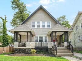 Cozy 4BR, 6 beds, 12 guest Home near PHL, Eagles Field, UPENN, Fast Wi-Fi, King Bed, Parking, hotel v destinaci Lansdowne