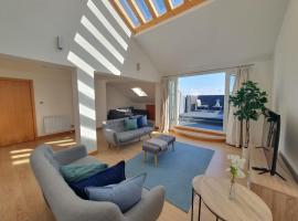 Weekly & Monthly stays in Penthouse for Contractors or Leisure Single or Superking beds available, hotel v destinaci Birkenhead