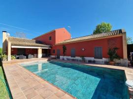 Villa with pool in Valencina de la Concepción, hotel i Valencina de la Concepción