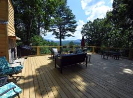 Big Pine - Long range mountain views, large decks, hot tub, fire pit and dog friendly!, hotel di Blairsville