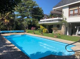 Chalet al lado de la playa con piscina privada, jardín y barbacoa, frontón, 6 HABITACIONES, hotel v destinaci Laredo