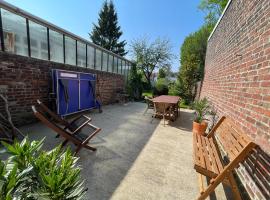 La chambre jaune maison avec grande terrasse et garage privé, cottage in Lille