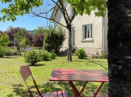 Maison familiale 8 p en vallée de Dordogne - Lot, hotel con parcheggio a Tauriac