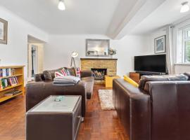 5 double beds in a detached house in Cheshunt, villa in Cheshunt
