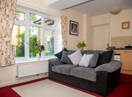 Entire apt. quiet area near Leeds Castle Maidstone, מלון זול בHarrietsham