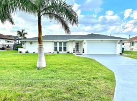 Gulf access Oasis w/ heated pool !, feriebolig ved stranden i Cape Coral