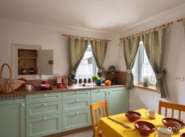 Cherry house - cosy house - ideal for bear watching, in the neighborhood of the medieval Snežnik castle, hotel v destinaci Stari Trg pri Ložu