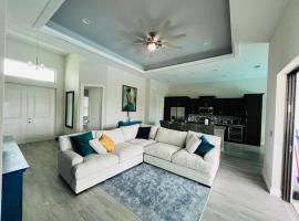 Newly built Villa Ballerina with heated pool and incredible view into beautiful Arrowheadcanal, villa in Cape Coral