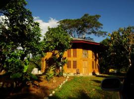 Casa de bambú en armonía con el medio ambiente, hotel que admite mascotas en Satipo