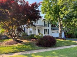 Upgraded, beautiful 4 BD Colonial in Silver Spring, holiday rental in Silver Spring