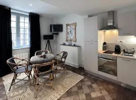Studio de charme 30m², centre historique de Moulins, 2 lits jumelables, tout équipé, proche commodités - FR-1-489-472