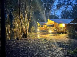 Koondrook Glamping Retreat، فندق مع موقف سيارات في Koondrook