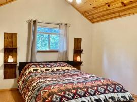 Twain Harte Cabin in Town & Lake access: Twain Harte şehrinde bir otel