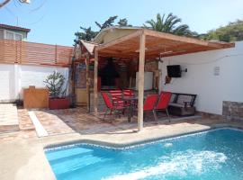 Cómoda casa con piscina, hotel i Arica