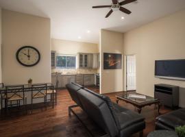 Luxury Guest House 2BA/2BR, Separate Building, Private Basketball Court, Prime Neighborhood, hotell sihtkohas Scottsdale