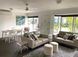 2 Bedroom Villa In Tropical Resort, hotel in zona Noosa Marina, Noosaville