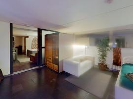 nice and cosy place with jacuzzi and sauna to relax in the centre of antwerp, property with onsen in Antwerp