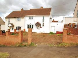 Immaculate 3-Bed House in Dudley, semesterhus i Dudley