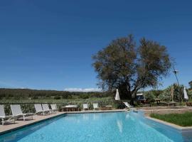 Resort con piscina e vicino al mare, farm stay in San Cono