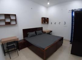 HOmTEL-ROOMS by Pushpanjali QLH, B&B em Dehradun