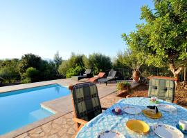 Finca en plena naturaleza con piscina, hotel din Llubí