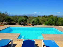 Finca en plena naturaleza con piscina、リュビのホテル