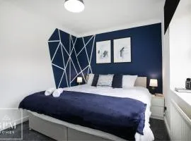 3 Bed House-TVs Every Bedroom-Free Parking-WiFi