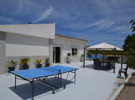 Bonita casa con piscina cerca de playa, hotel di Búger