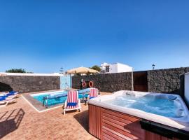 Villa Aurelia-pool, jacuzzi and solarium, pet-friendly hotel in Playa Blanca