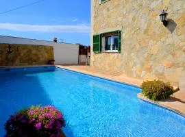Bonito chalet con piscina cerca del mar
