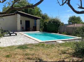 Petite villa avec piscine chauffée, casă de vacanță din Aigremont