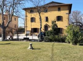Appartamento piano terra indipendente con giardino Residenza Anatol โรงแรมในFossato di Vico