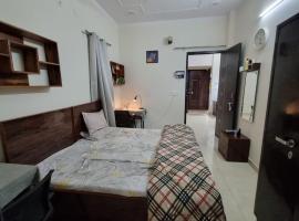 HOmTEL-2BHK Apartment by Pushpanjali QLH, ξενοδοχείο σε Jhājra