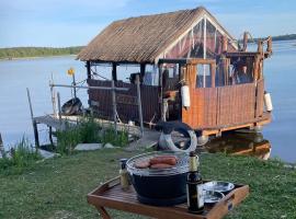 Das Floß - Biberspur, nastanitev na čolnu oz. ladji v mestu Brandenburg an der Havel