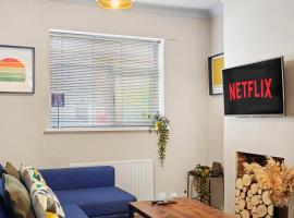 Crossrail Cottage - Large 2 Bedrooms - Sleeps 7 - Perfect for groups - Private garden - WIFI - Close to Elizabeth Line for easy access to Heathrow and Central London, apartment in Greenford