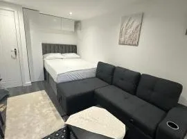 Centrally located private studio flat in Luton