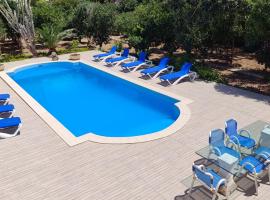 Stunning Villa with Pool, Table tennis, Table soccer and a Pool table, hotel v mestu Naxxar
