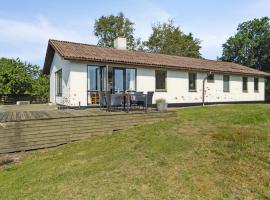 Holiday Home Floriane - 50m from the sea in NE Jutland by Interhome, semesterboende i Hals