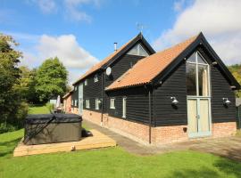 Old Oak Barn - Beautiful barn conversion with wonderful Jacuzzi hot tub, Hotel in Stowmarket