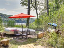 Lakefront New York Abode with Deck, Grill and Fire Pit, puhkemaja sihtkohas Mahopac