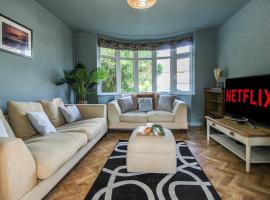 Elegant 3-Bed Home, West Bridgford & Large Garden，諾丁漢的飯店