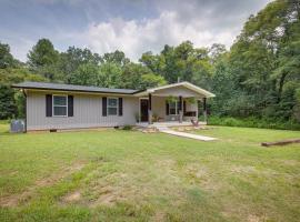 Serene Bryant Retreat with Private Hot Tub!, majake sihtkohas Kimball