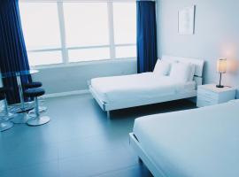 Castle 835 Oceanview studio on beach with pool, gym, bars, and FREE Parking, hotel in Miami Beach