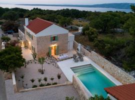 BRAND NEW Stone house MARCELA, 3 double bedrooms, pool, hotel in Lun