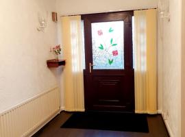 Chimes-Company & Family Stay, 2 Bedroom House + Free parking, hotel with parking in Tamworth