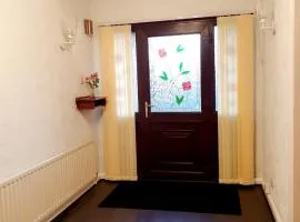 Chimes-Company & Family Stay, 2 Bedroom House + Free parking