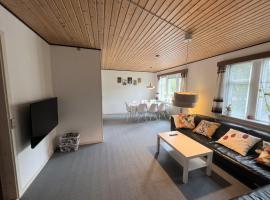 The Yellow House, Beach 5mins Drive, 3BR with free parking, Fast Fiber Internet, stuga i Rødby