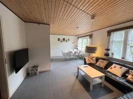 The Yellow House, Beach 5mins Drive, 3BR with free parking, Fast Fiber Internet、ロービュのコテージ