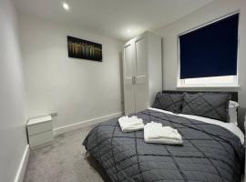 Star London Bell Lane 3-Bed Oasis with Garden, хотел с паркинг в Хендън
