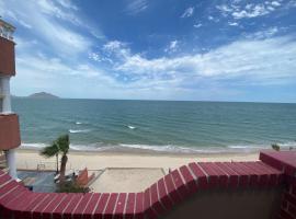 Beachfront, 2 bedroom Condo in San Felipe: San Felipe'de bir plaj oteli